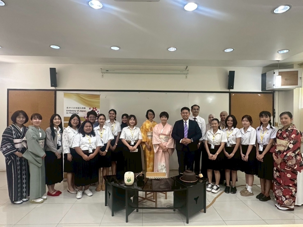 タマサート大学東アジア研究所創立40周年記念茶道デモンストレーション